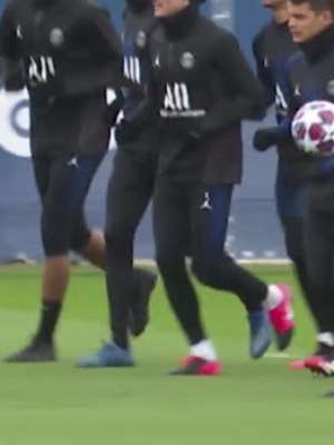 Neymar esbanja habilidade em treino do PSG