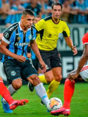 Primeiro Grenal da Libertadores termina em empate e confusão