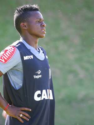 Cazares é diagnosticado com covid-19 em terceira bateria ...