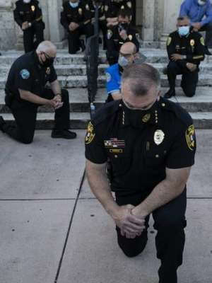 Protestos por justiça para George Floyd recebem apoio de ...