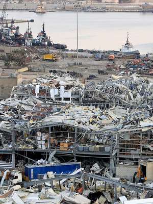 Após um mês, equipes ainda buscam sobreviventes em escombros