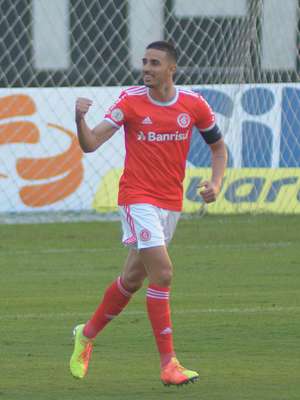 Internacional vence o Botafogo e segue na liderança