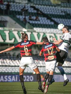 Com gol de pênalti nos acréscimos, Coritiba derrota o ...