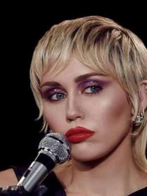 Miley Cyrus resgata cão que vagava em estação de bombeiros