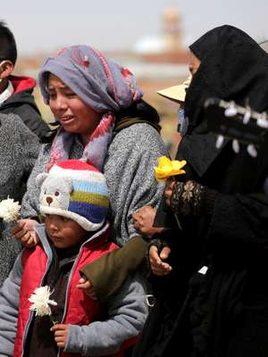 Famílias bolivianas improvisam covas ante lotação de ...