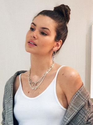 Camila Queiroz combina terninho com colares de R$ 1699