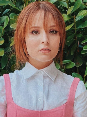 Larissa Manoela ensina a combinar camisa branca com vestido