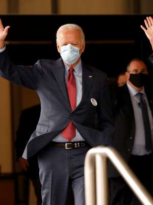 A 6 dias da eleição, Biden e esposa votam antecipadamente