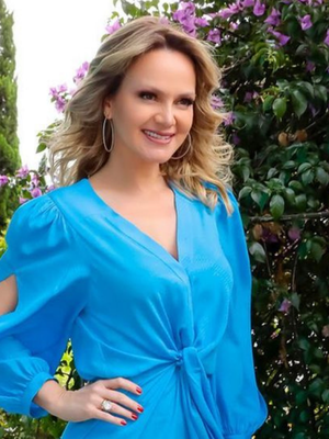 Eliana exibe vestido azul com truques ideais para baixinhas