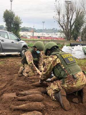 Exército da Itália tira 20 bombas da 2ª Guerra do CT da Roma
