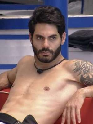 BBB 21: Rodolffo se descuida com a toalha e acaba ...