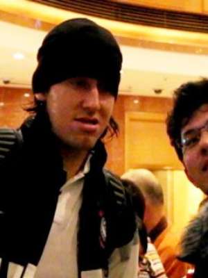 Cássio é tietado na despedida do Japão; assista