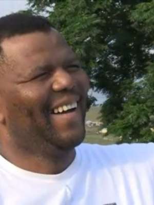 Homem que se diz sósia de Mandela chama atenção nas ruas