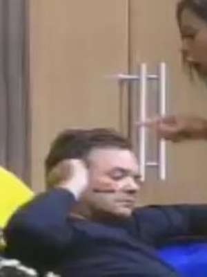 Lorena briga com Roy e ameaça processá-lo