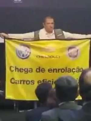 Ativista do Greenpeace invade palco no Salão do Automóvel