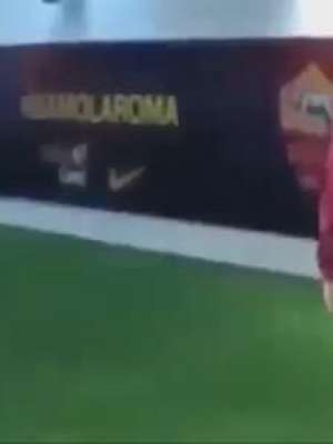 Caraca, moleque! Garoto se impressiona ao cumprimentar Totti