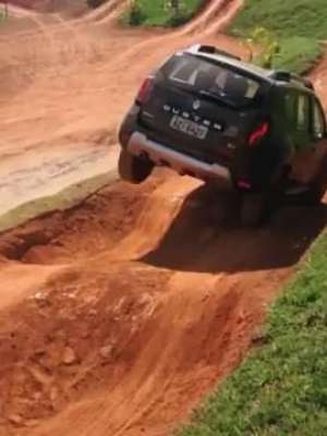 Novo Renault Duster enfrenta pista de off-road; confira