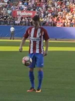 Atlético de Madrid apresenta atacante francês Kevin Gameiro