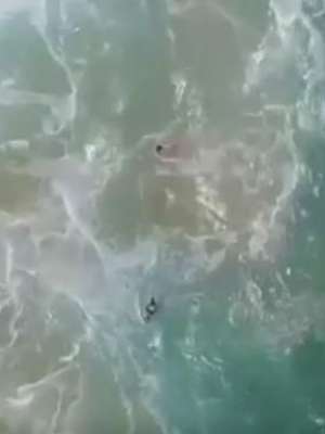 Drone ajuda em resgate de adolescentes em praia na Austrália