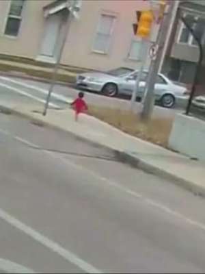 Motorista de ônibus salva bebê que andava sozinha pelas ruas