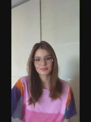 Camila Queiroz usa colares de R$ 5 mil para limpar a casa