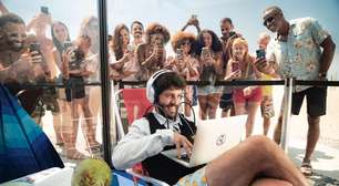 Celebridade é flagrada estudando inglês em Copacabana. Veja.