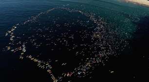 Judeus australianos fazem orações e surfistas remam em Bondi em homenagem a vítimas