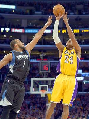 Kobe Bryant lanza un disparo a la canasta ante la marca de Derrick Williams. Foto: Mark J. Terrill / AP