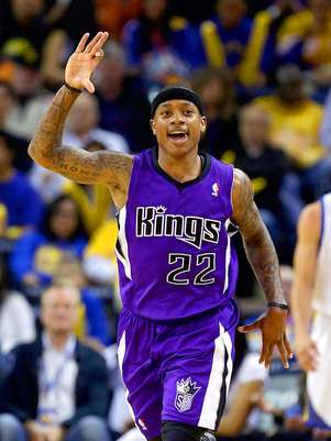 Isaiah Thomas celebra una canasta de los Kings de Sacramento Foto: Ezra Shaw / Getty Images