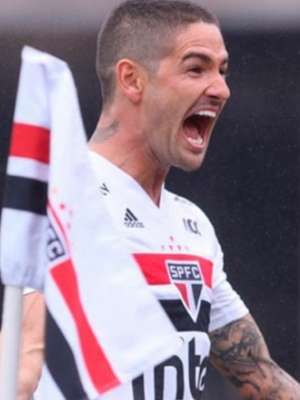 Parado há 3 meses, Pato entra na mira de clubes europeus