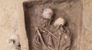 China descobre tumba de 1,6 mil anos com casal abraçado