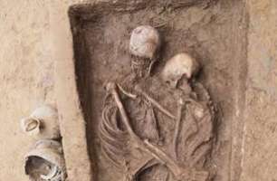 China descobre tumba de 1,6 mil anos com casal abraçado