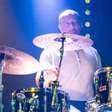 Baterista de banda inglesa sofre parada cardíaca durante show em festival