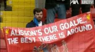Torcedor do Liverpool se empolga e exibe faixa para goleiro Alisson: 'Homem bonito'