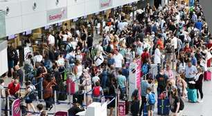 Caos nos aeroportos europeus frustra passageiros