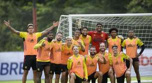Flamengo treina no Ninho e pode ter mudanças para duelo com o Athletico; veja imagens