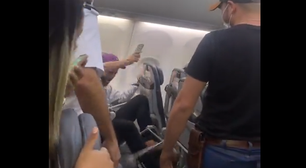 Passageiro quebra poltronas durante voo de São Paulo a Recife; veja vídeo