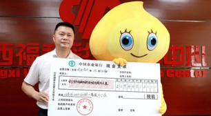 Ganhador de loteria recebe prêmio fantasiado para não ser reconhecido por família