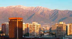 Cordilheira dos Andes domina a paisagem da capital chilena
