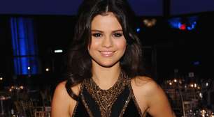Selena Gomez diz que adora misturar esmaltes brilhantes