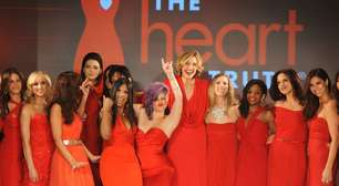 De vermelho, famosas abrem semana de moda de NY com baile