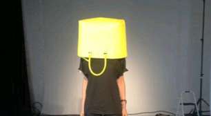 Victoria Beckham aparece com bolsa de R$ 6 mil na cabeça