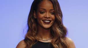 Rihanna leva looks com barriga à mostra para passarela de Londres