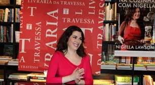 Apresentadora Nigella Lawson realiza noite de autógrafos no RJ