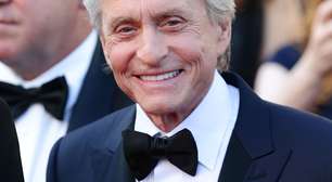 Em Cannes, poodle ofusca Michael Douglas e ganha Palma Canina