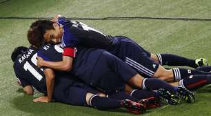 Japão domina Austrália e garante vaga na Copa com gol no final