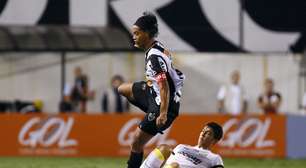 Turcos dizem que Ronaldinho aceitou proposta do Besiktas; jogador nega