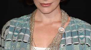 Milla Jovovich vai ao desfile da Armani Privé em Paris