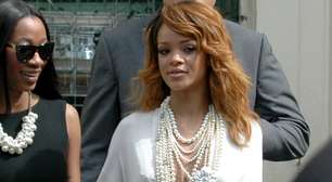 Com colares de pérolas, Rihanna confere desfile da Chanel em Paris