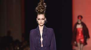 Com penteados 'estilo Marge Simpson', Gaultier mostra coleção em Paris